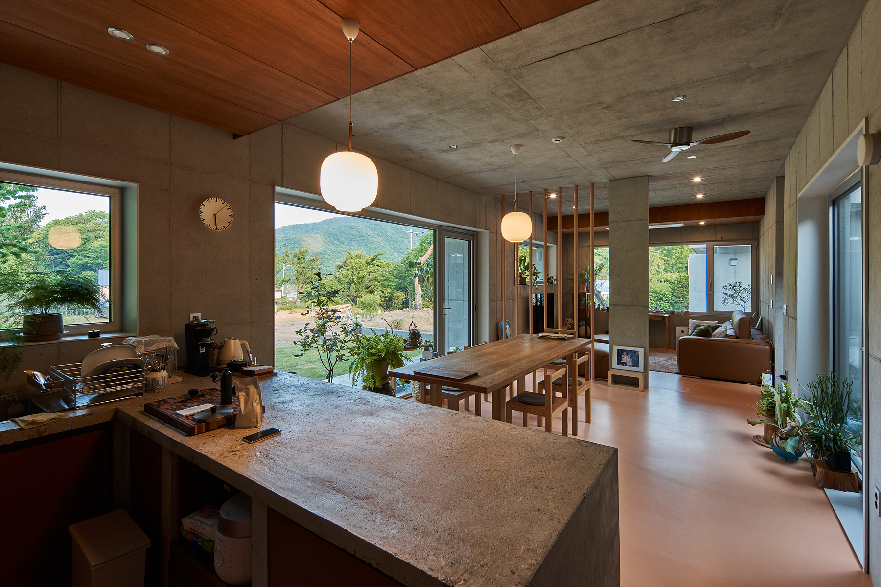 A concrete single-story house designed by BYHAND at dusk
