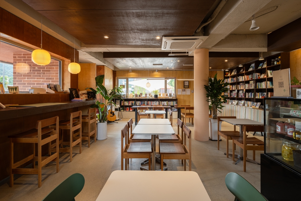 Bookshop & Café Seo:da